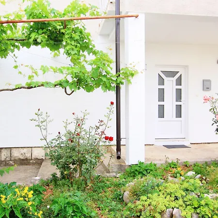 Anica Apartment *
